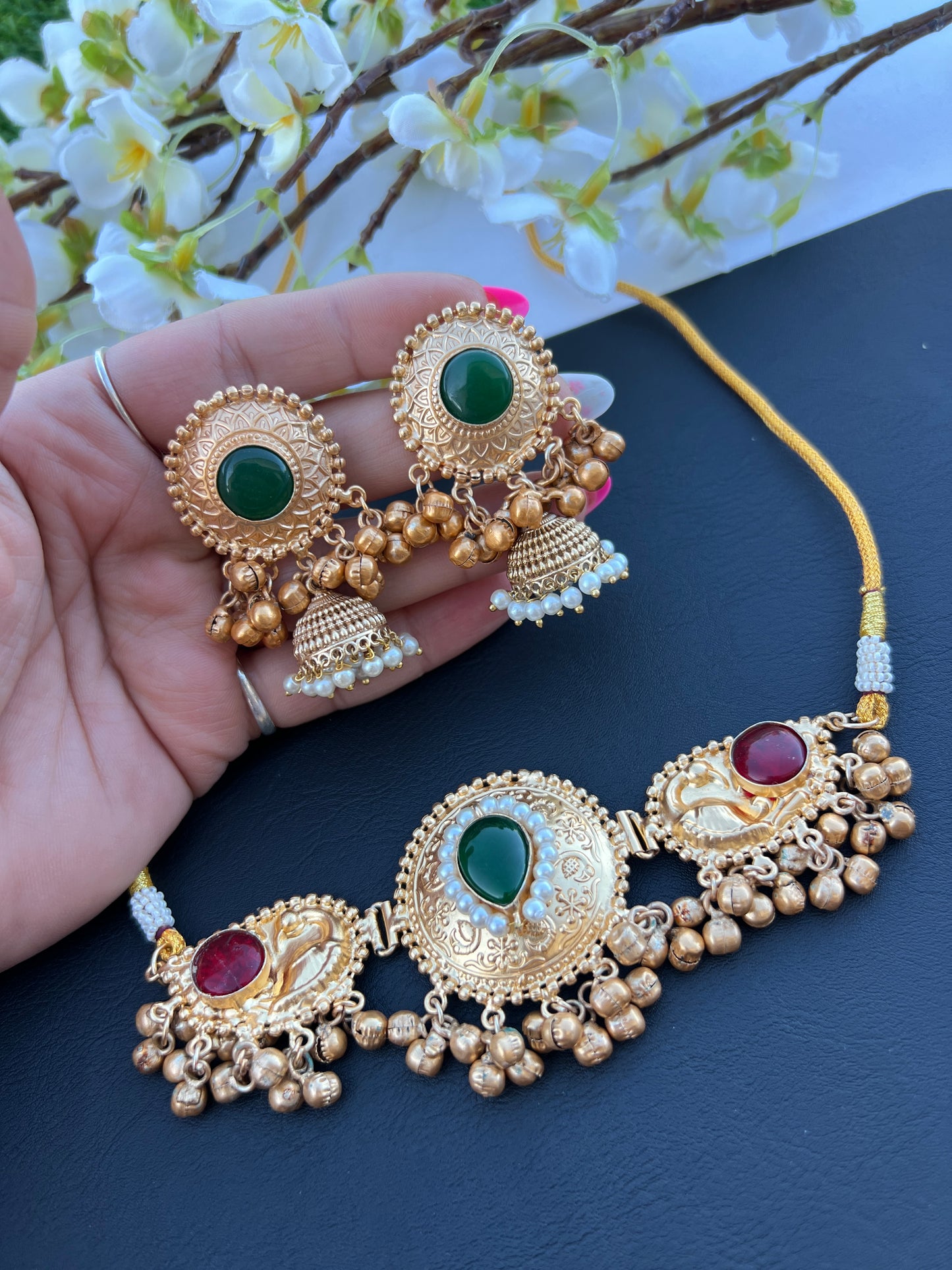 Avya choker set