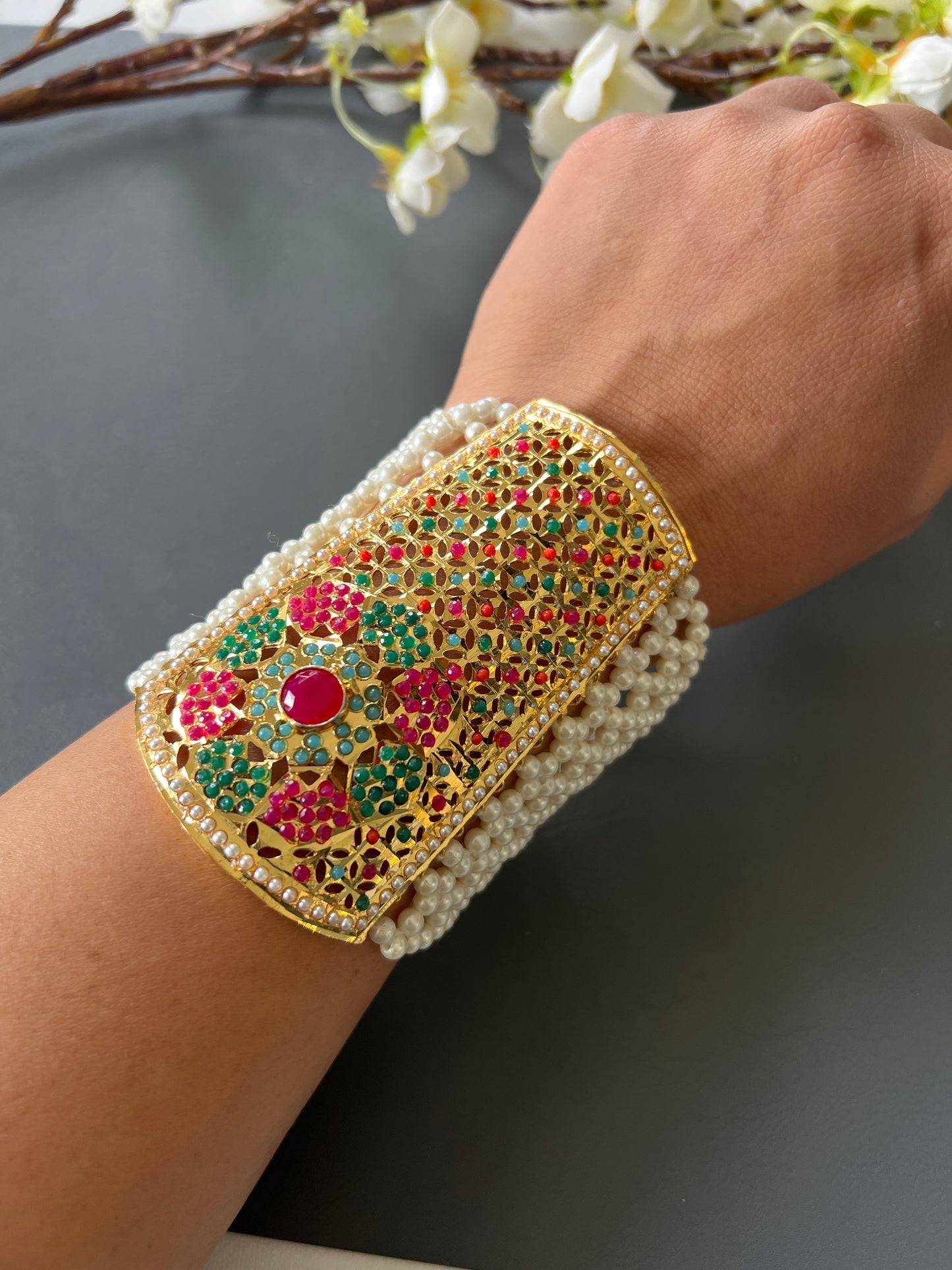 Nayab baahi / hand accessories