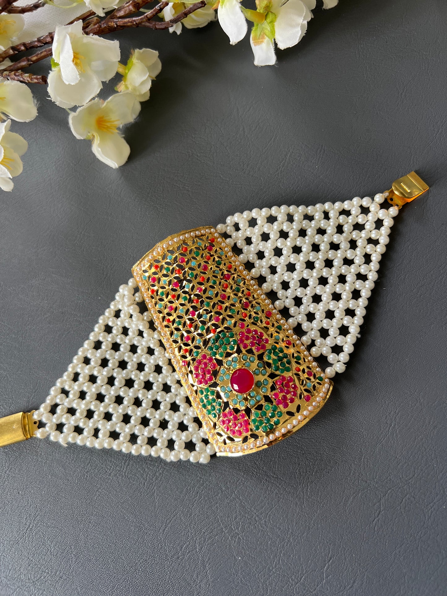 Nayab baahi / hand accessories