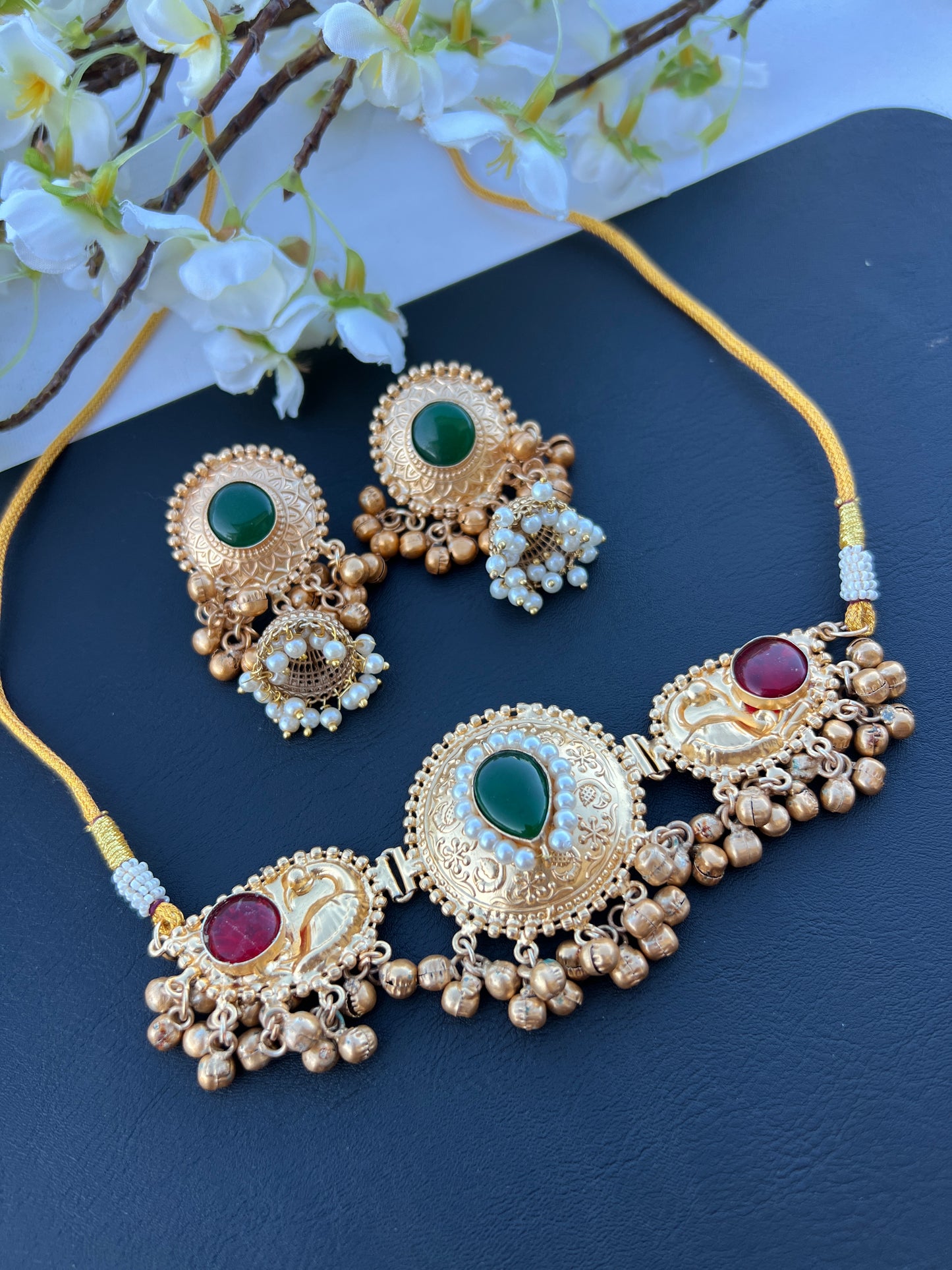 Avya choker set