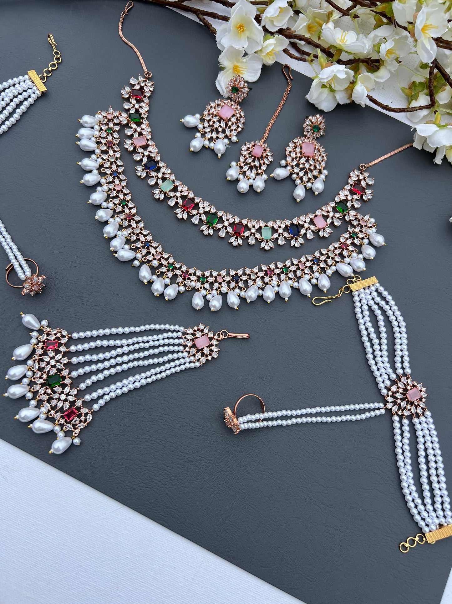 Avira Ad necklace set