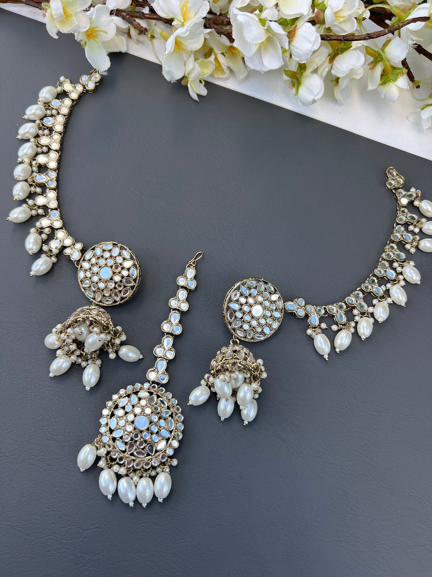 Earrings with tikka