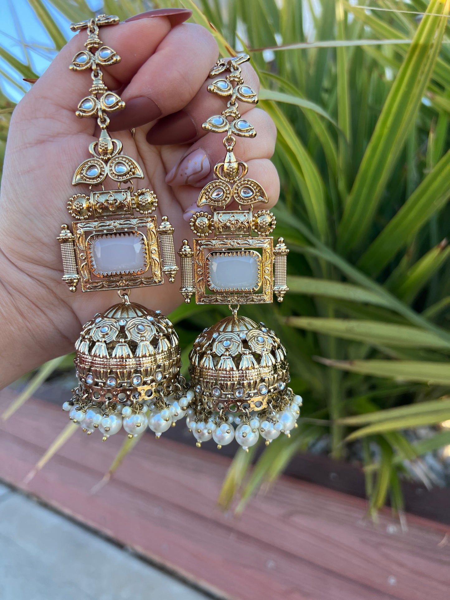 Himanshi oversized jhumka