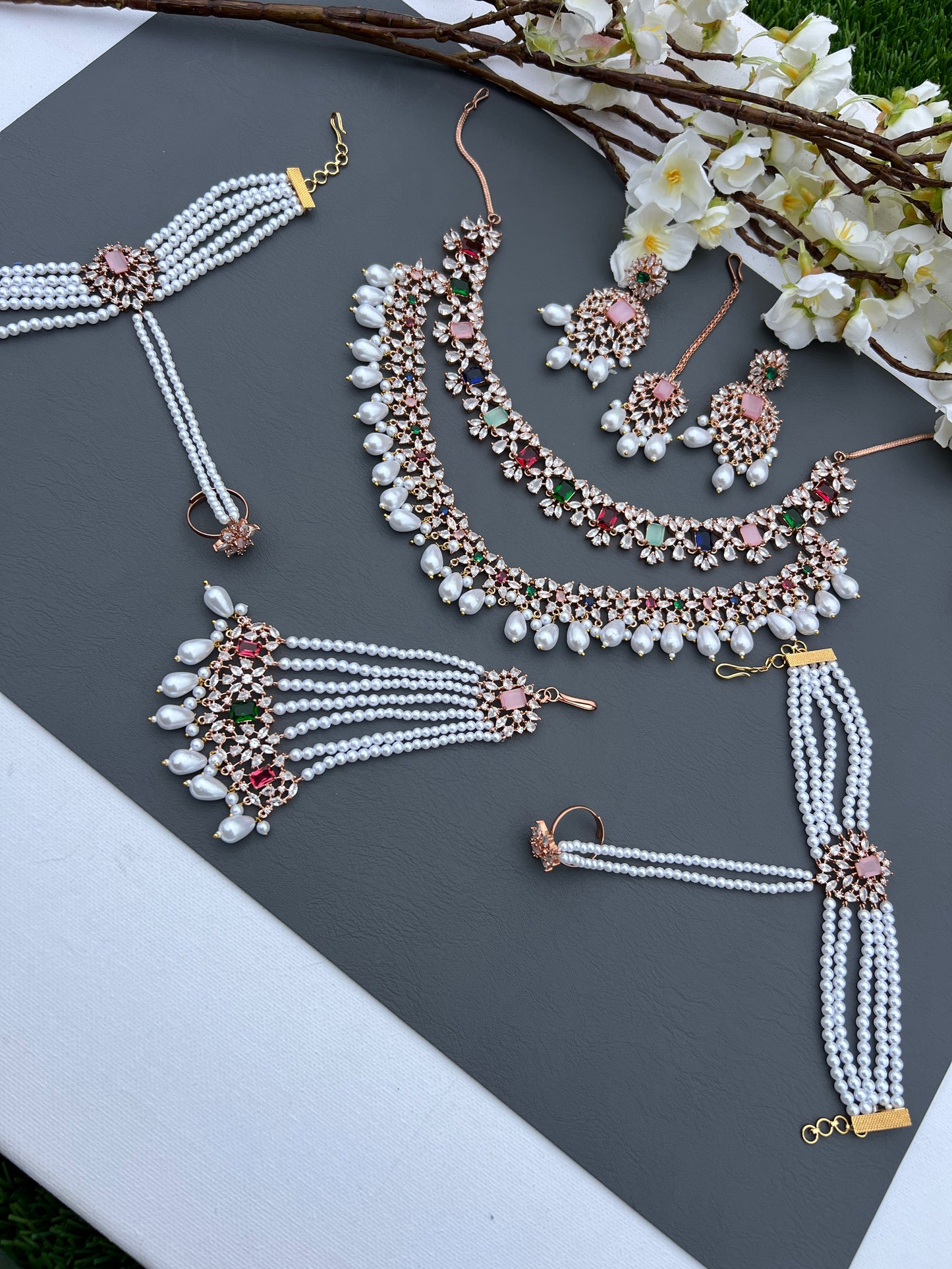 Avira Ad necklace set
