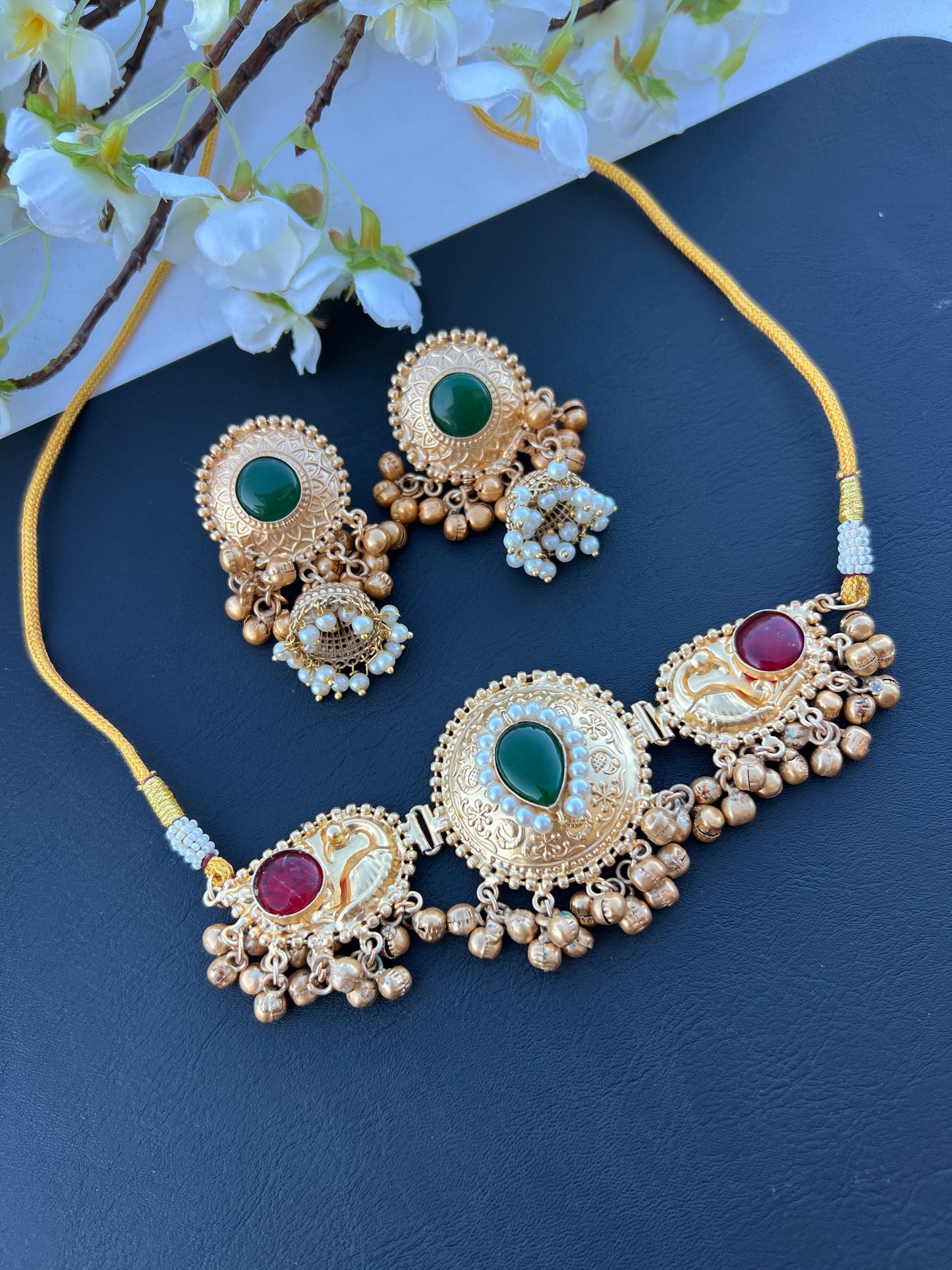 Avya choker set