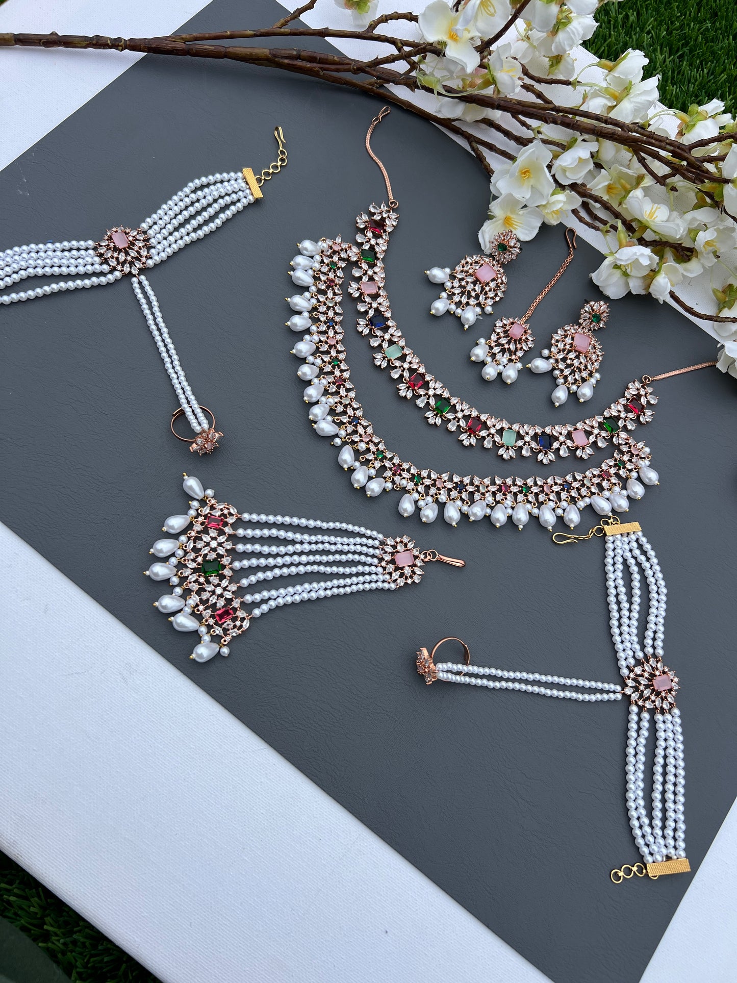Avira Ad necklace set