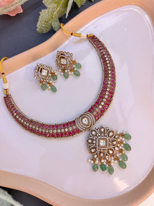 Navira Victorian necklace set