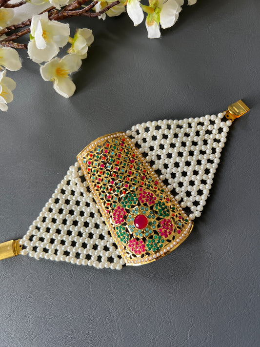 Nayab baahi / hand accessories