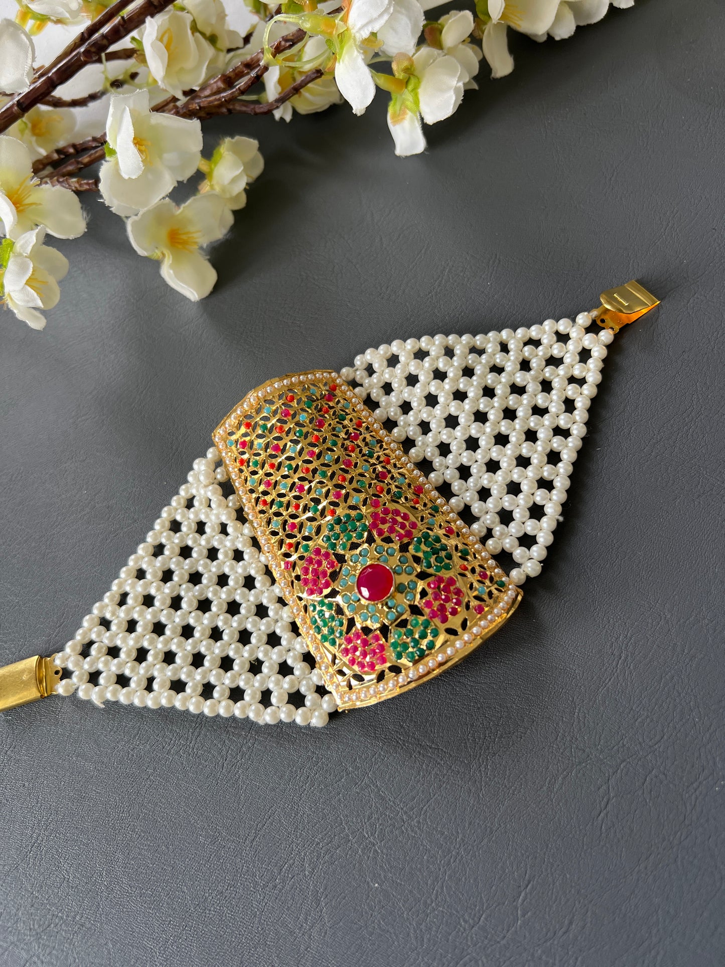 Nayab baahi / hand accessories