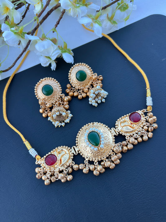 Avya choker set